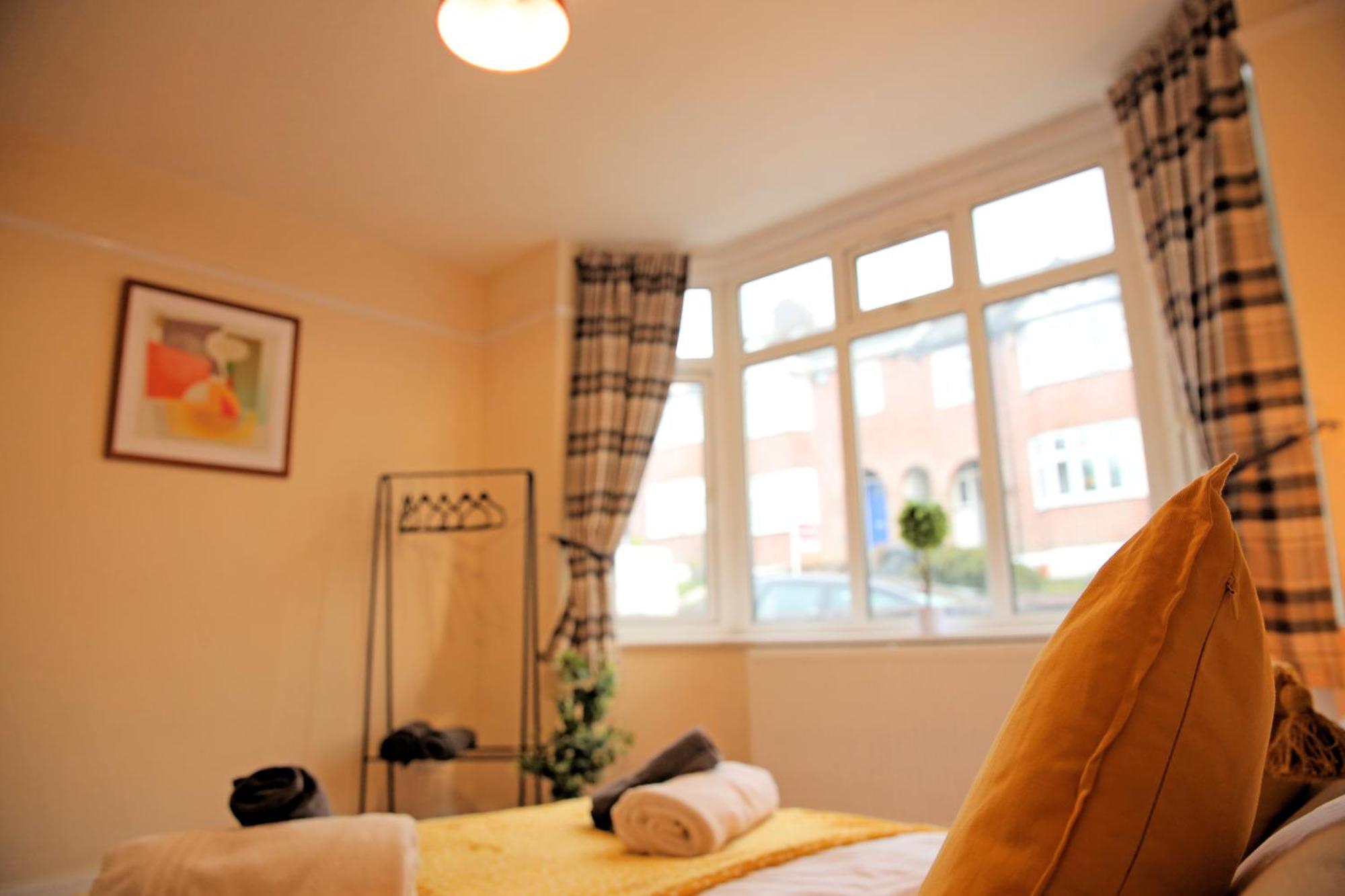 Private Bliss Near Luton Station Apartamento Exterior foto