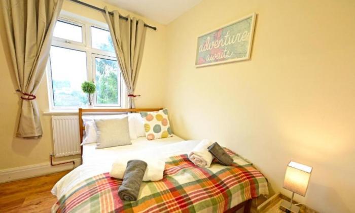 Private Bliss Near Luton Station Apartamento Exterior foto